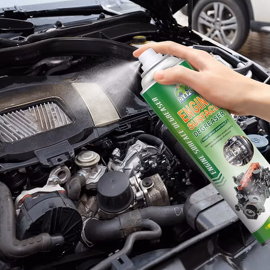 Schaumartiger Motor-Entfetter für Oberflächen